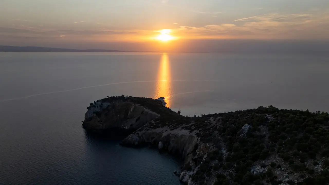 Ηλιοβασίλεμα στη θάλασσα δίπλα σε βραχώδες ακρωτήρι, Κασσάνδρα