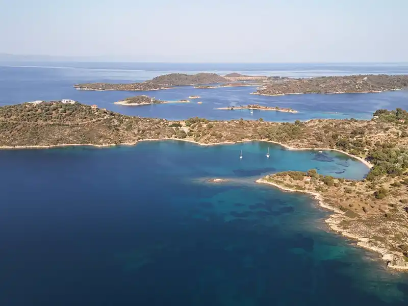 Δασωμένες νησίδες και ήσυχοι όρμοι στην ακτή στο Λαγονήσι, από ψηλά