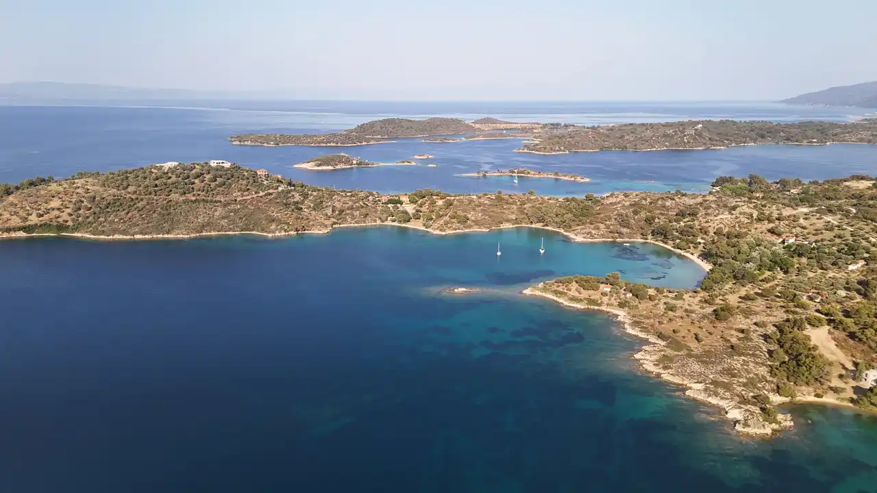 Δασωμένες νησίδες και ήσυχοι όρμοι στην ακτή στο Λαγονήσι, από ψηλά