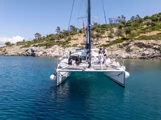 Επισκέπτες με ροζ μπαλόνια στην πλώρη του Lavezzi 40 Victoria, αγκυροβολημένου δίπλα στη νησίδα Κέλυφος