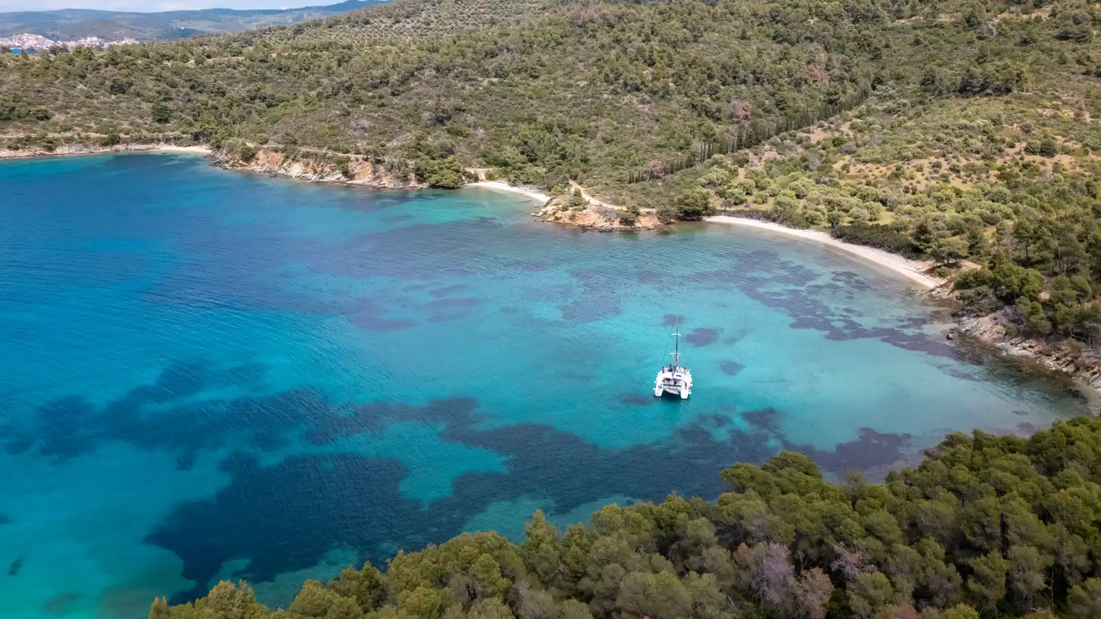 Καταμαράν μόνο του σε φαρδύ τιρκουάζ όρμο κοντά στο Πόρτο Καρράς