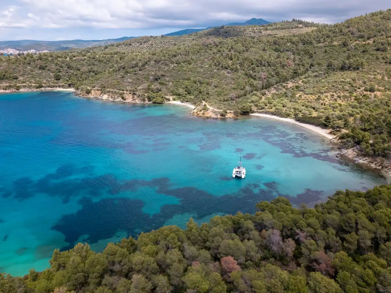 Καταμαράν μόνο του σε φαρδύ τιρκουάζ όρμο κοντά στο Πόρτο Καρράς