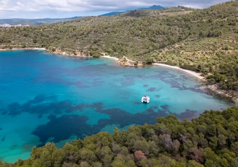 Καταμαράν μόνο του σε φαρδύ τιρκουάζ όρμο κοντά στο Πόρτο Καρράς