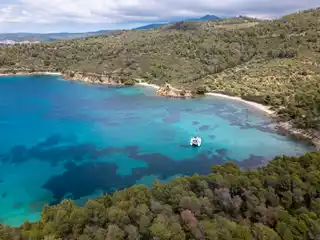 Καταμαράν μόνο του σε φαρδύ τιρκουάζ όρμο κοντά στο Πόρτο Καρράς
