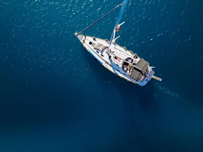Ιστιοπλοϊκό διασχίζει βαθιά μπλε ανοιχτή θάλασσα, από ψηλά