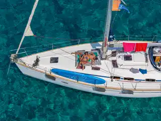 Ζευγάρι κάνει ηλιοθεραπεία στο κατάστρωμα ιστιοπλοϊκού, από ψηλά