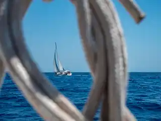 Ιστιοπλοϊκό στα ανοιχτά, μέσα από ένα κουλούρι σχοινί