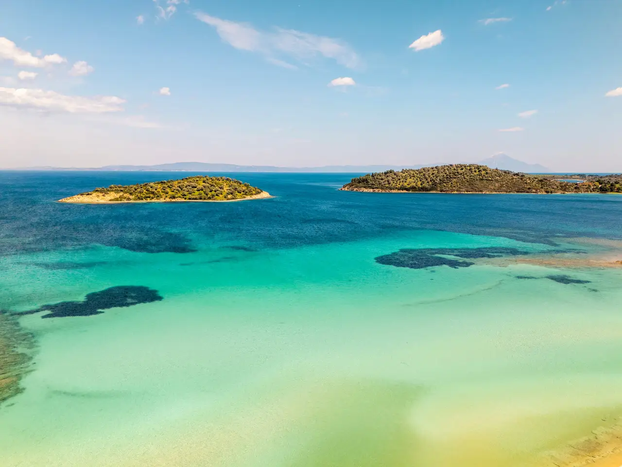 Ρηχά τιρκουάζ νερά και αμμουδιές ανάμεσα σε μικρά νησιά, Σιθωνία