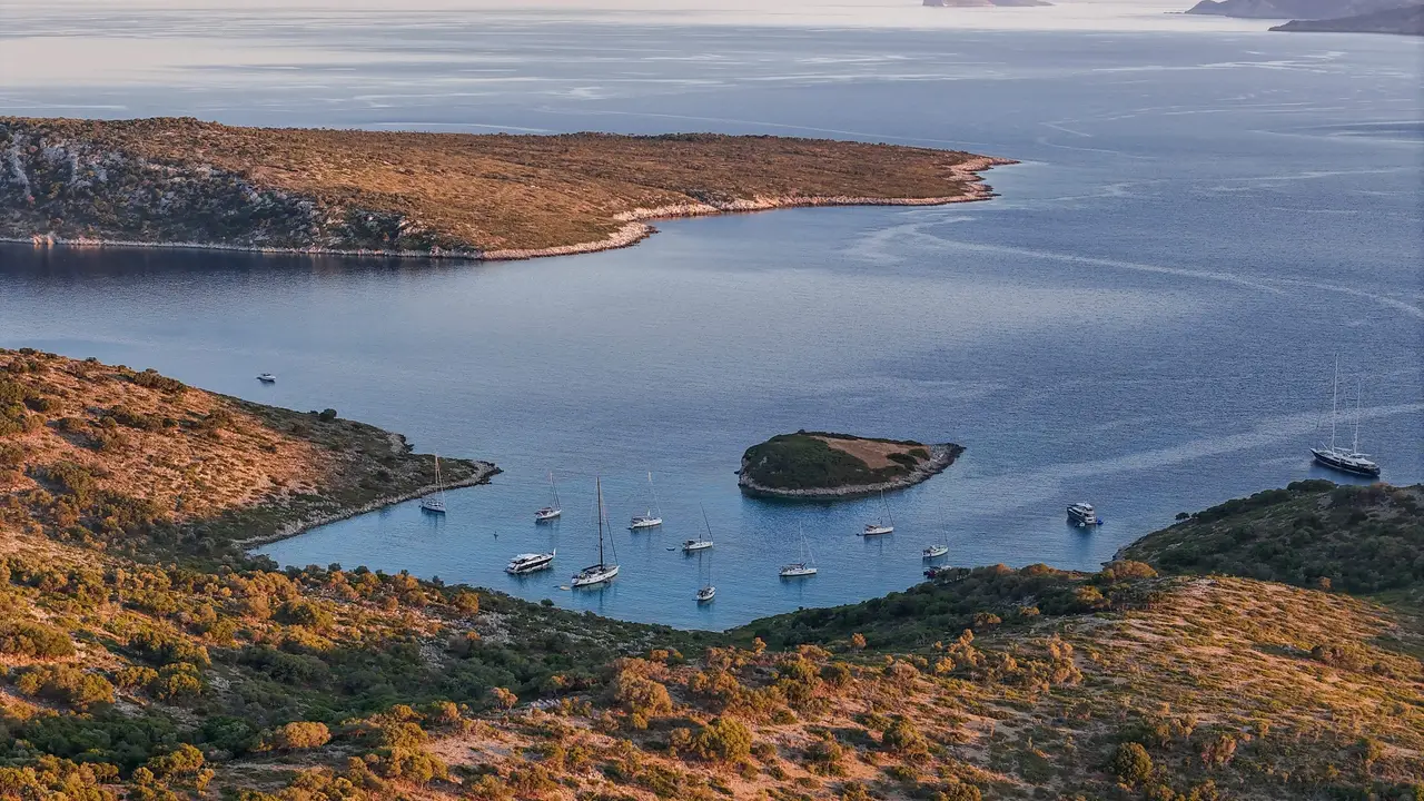 Ιστιοπλοϊκά αγκυροβολημένα σε κόλπο γύρω από μικρή νησίδα, Σποράδες
