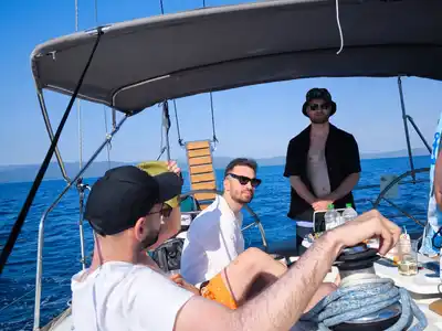 Παρέα χαλαρώνει στο κόκπιτ ιστιοπλοϊκού στα ανοιχτά