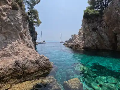 Δύο ιστιοπλοϊκά μέσα από στενό πέρασμα ανάμεσα σε βραχώδεις γκρεμούς